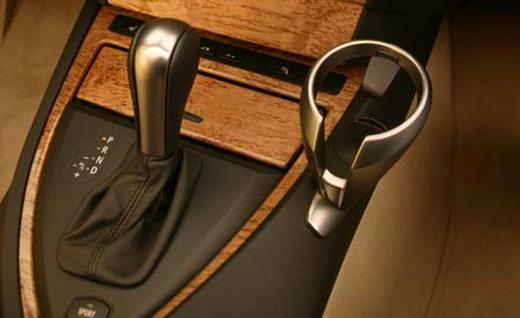 2006-bmw-650i-convertible-center-console-cup-holder-and-shift-lever-photo-37521-s-520x318
